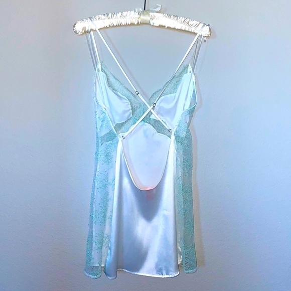 Rare VS Very Sexy Satin & Lace Slip Small Chantilly Lace Silky Soft White Mint - Picture 7 of 7